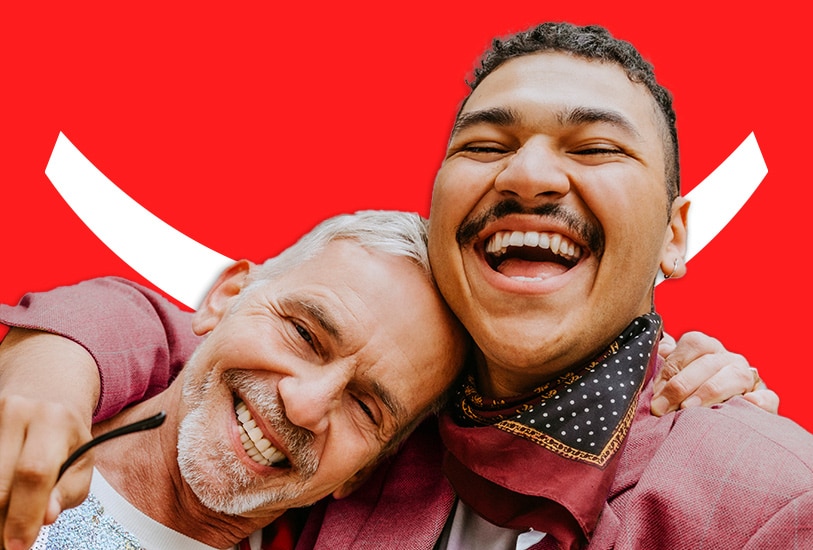 əylənən və gülüşlərini nümayiş etdirən cütlük