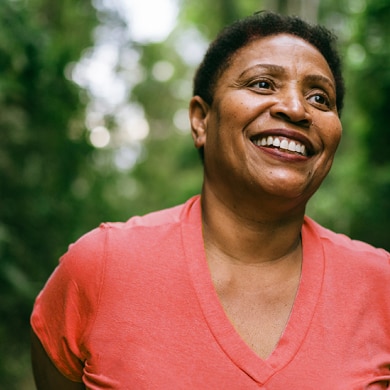 Gülümsəyən yaşlı qadın