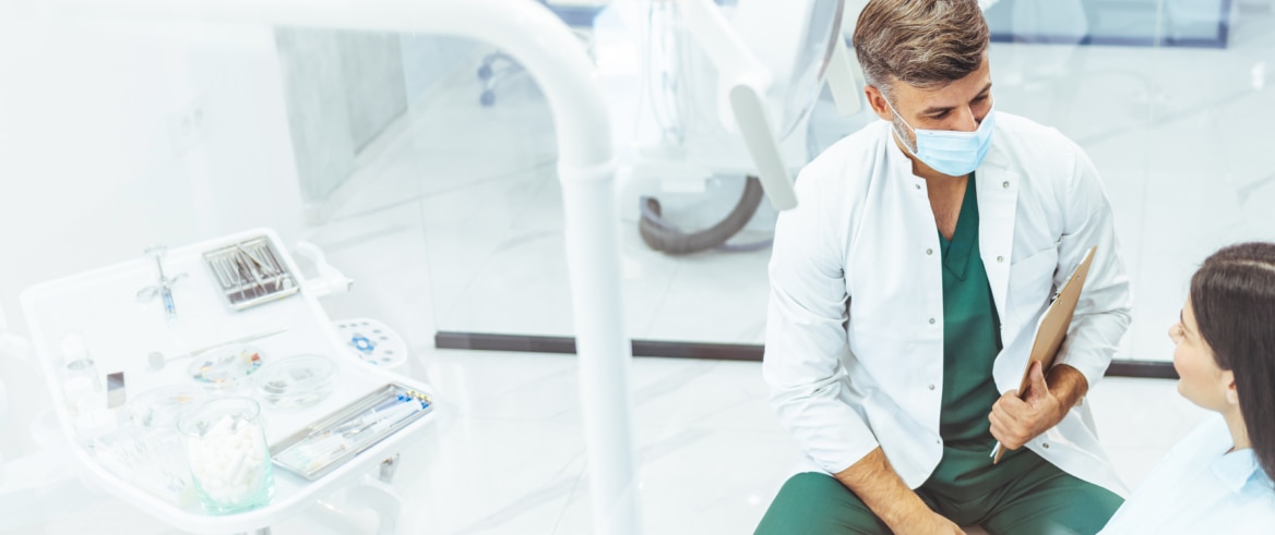 Diş həkimi və onun pasiyenti.  