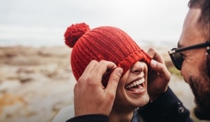 Kənddə dostu ilə birlikdə gəzərkən bel çantası olan gülümsəyən qadın